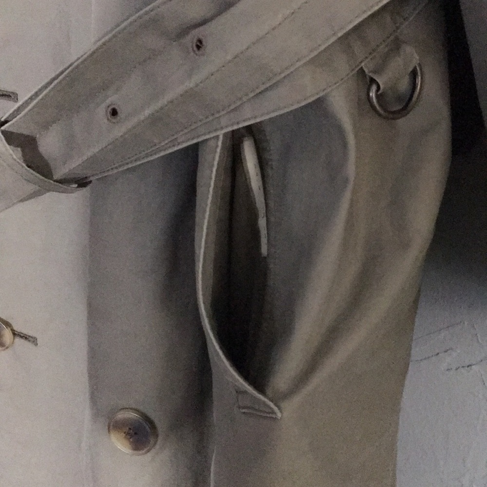 Brooks Brothers Trench coat. - Picture 8 of 8